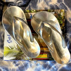 🏷️ Adorable!  Chrome Flip Flop decor perfect piece for coastal living
